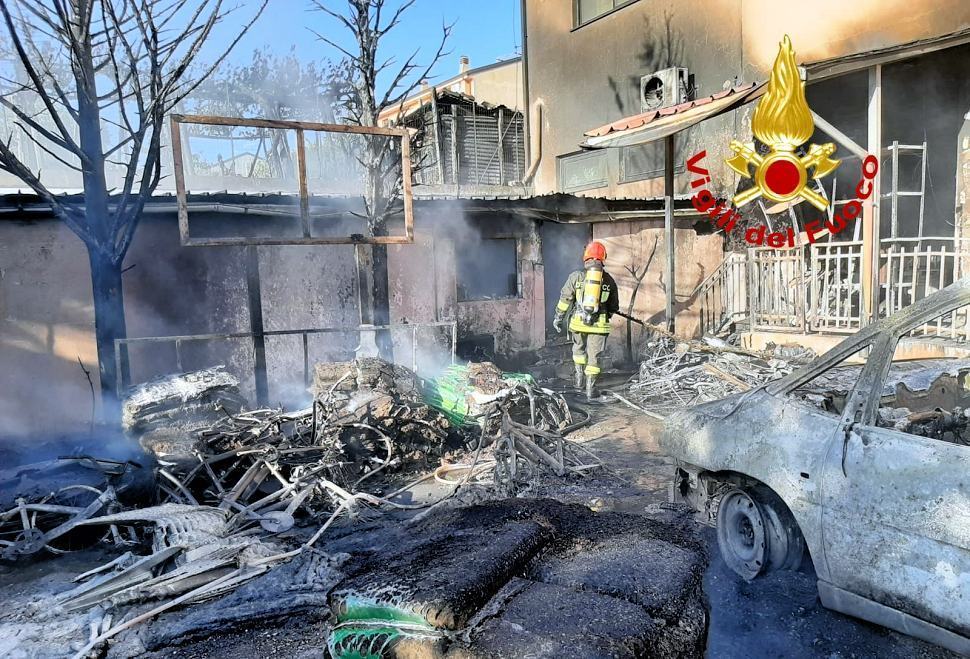 Due incendi a Rossano e Roggiano. Fiamme in un agriturismo e in un negozio 51 Incendio Roggiano agriturismo