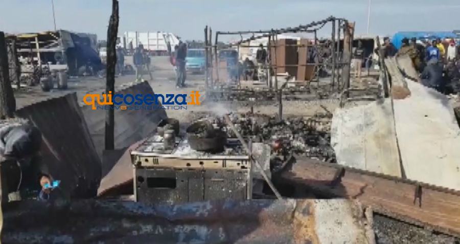Incendio tendopoli, vittima in Italia per studiare 51 Incendio San Ferdinando 011