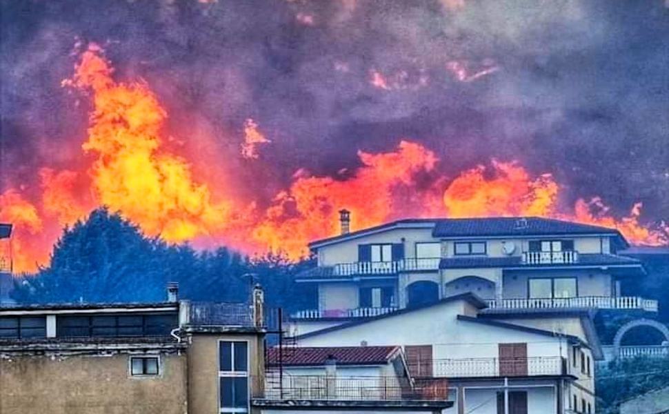 Fiamme in pineta, evacuato un campeggio. A San Basile rientrate le famiglie evacuate 51 Incendio San basile 1