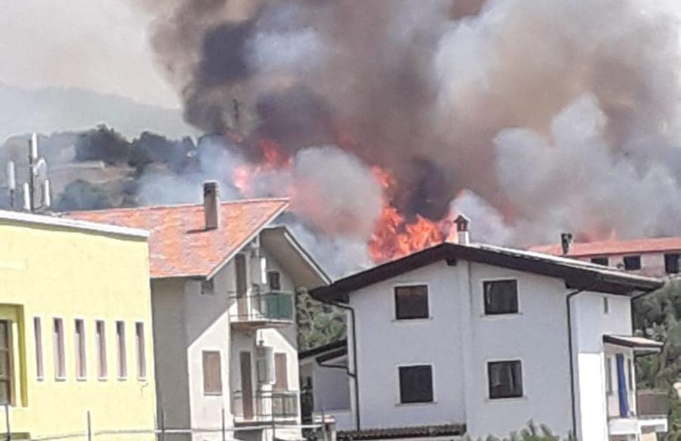 Vasto incendio tra Zumpano e Rovito, fiamme vicino le abitazioni. Opera un canadair 51 Incendio Zumpano