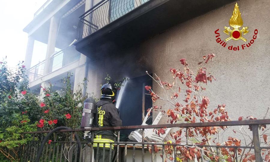 Un lumino lasciato acceso nel presepe. Scoppia un incendio domato dai vigili del fuoco 51 Incendio abitazione Vibo