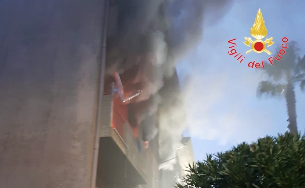 A fuoco un'abitazione, evacuate 6 famiglie e danni strutturali alla palazzina 51 Incendio abitazione miglierina