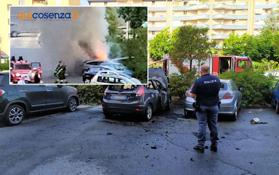 Cosenza, paura per un'auto in fiamme su Viale Parco. Danneggiate altre due vetture 51 Incendio auto Viale parco ok