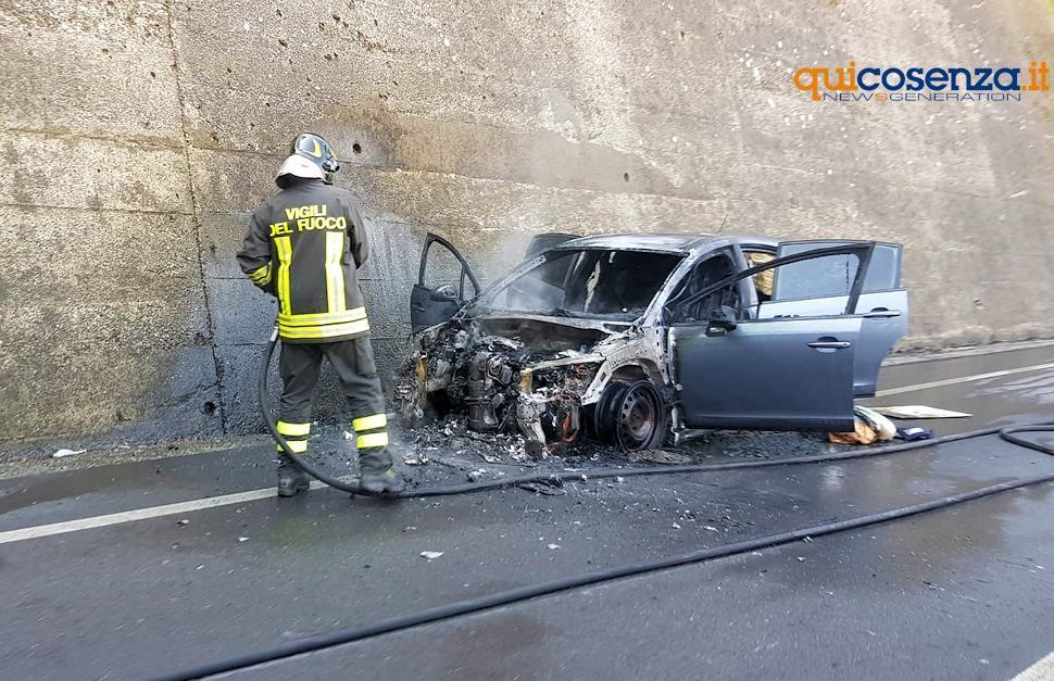 Auto prende fuoco lungo la Statale 107. Nessun ferito ma traffico in tilt 51 Incendio auto ok