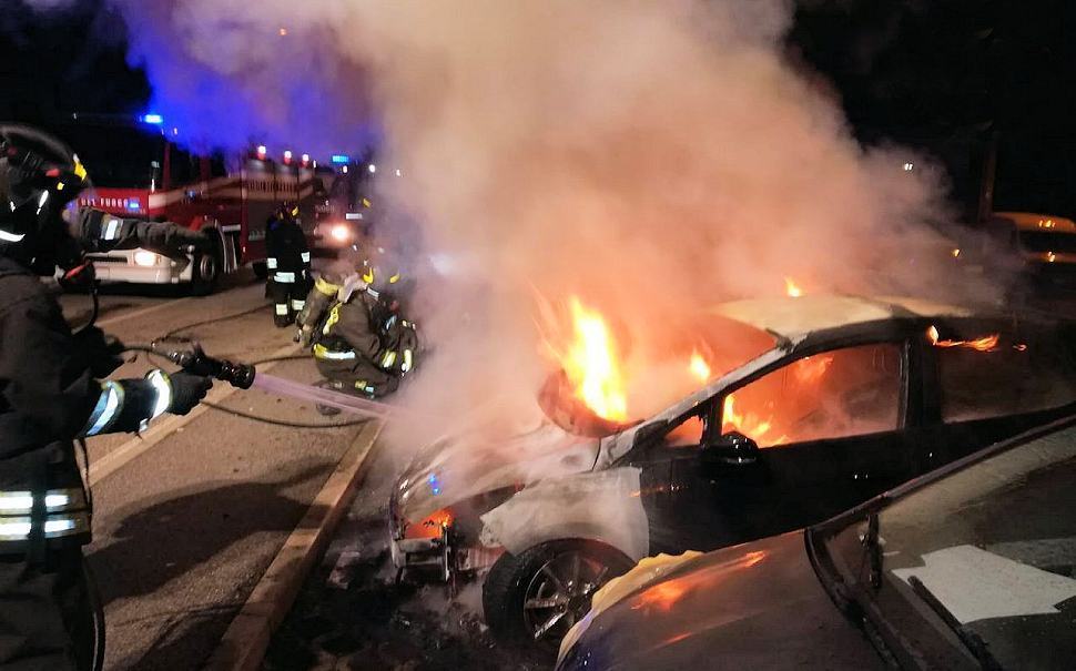 Incendio auto vigili del fuoco ok
