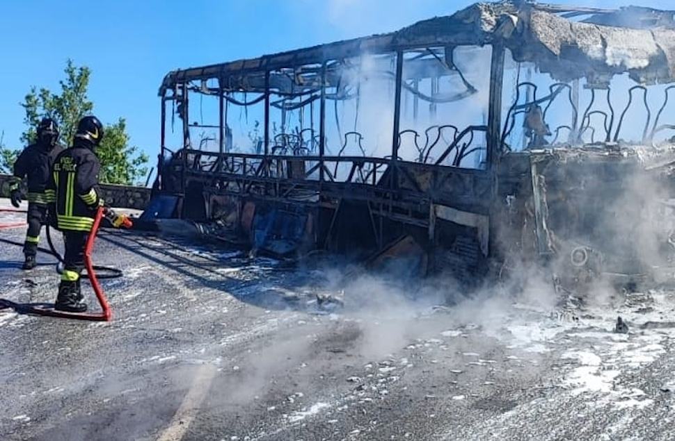 Bus in fiamme a Rota Greca, Ferrovie della Calabria dispone un'inchiesta interna 51 Incendio bus Rota Greca