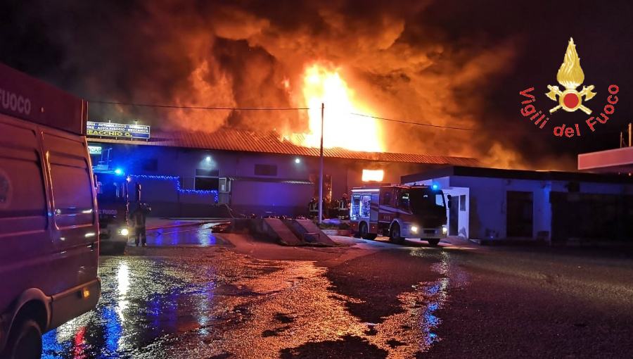 Incendio capannone viale emilia nel comune di Catanzaro