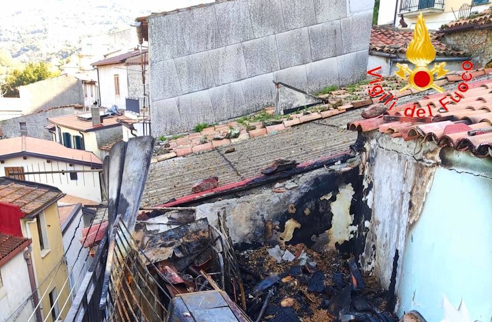 Divampa un incendio in un'abitazione. Anziana salvata dalle fiamme 51 Incendio catanzaro 3
