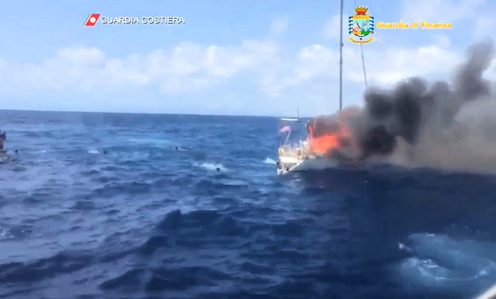 Incendio crotone Guardia Costiera