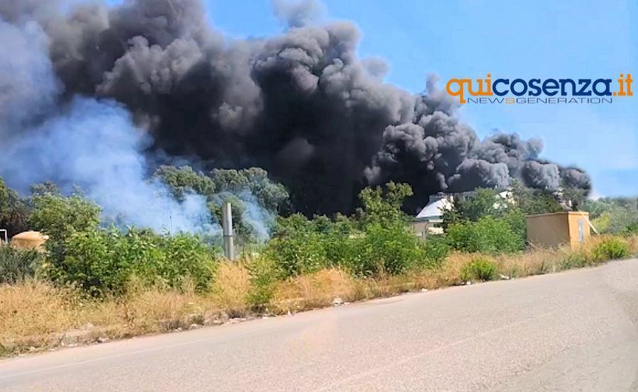 VIDEO - Vasto incendio nel depuratore di Gioia Tauro. Densa nube nera su tutta la zona 51 Incendio gioia ok