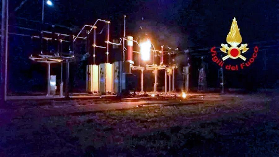 Fiamme in un polo di distribuzione dell’energia elettrica. Tre comuni restano al buio 53 Incendio polo rete elettrica