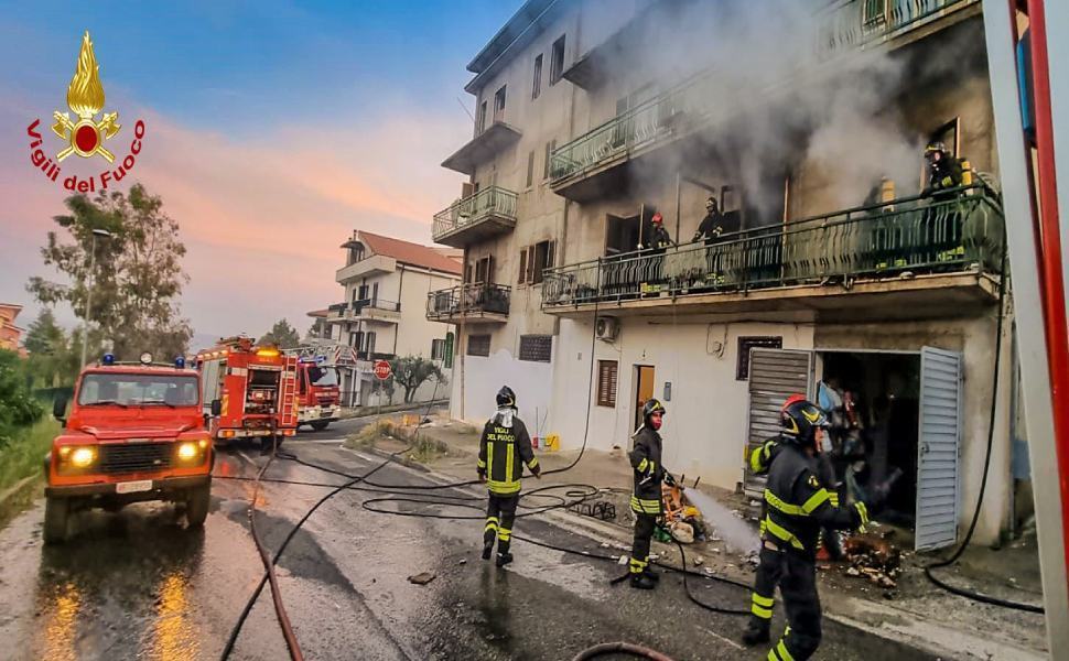 Incendio via Pertini Trebisacce 02