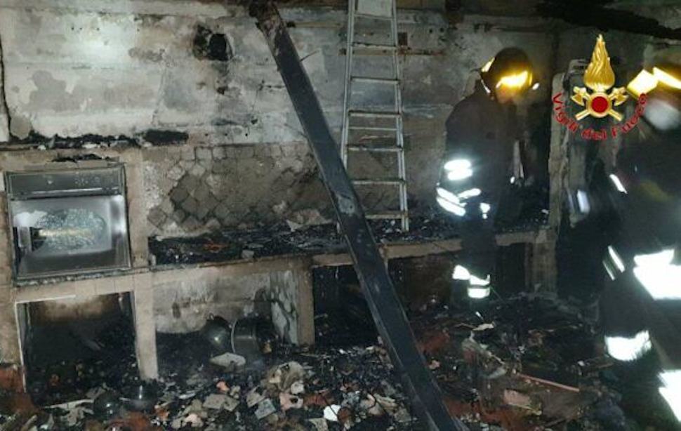 A fuoco una palazzina, danneggiato un appartamento. Evacuate due famiglie 51 Incendio vido