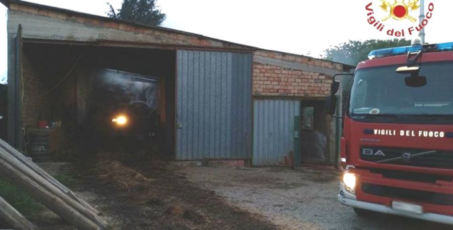 Incendio capannone agricolo