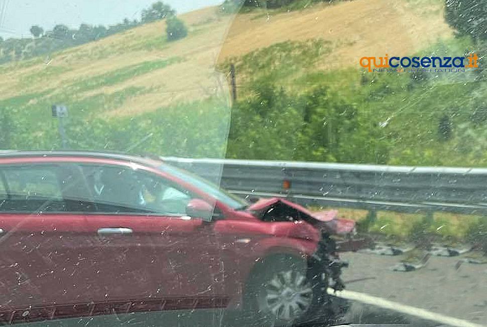 Scontro tra un auto e un furgone sulla A2 tra Montalto e Torano 51 Incidente 1 4