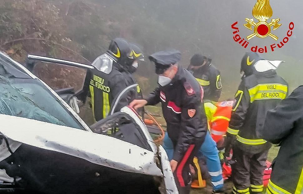 Grave incidente sulla 107, auto finisce in un burrone. Due feriti estratti dalle lamiere 51 Incidente 1 6