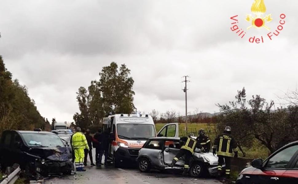 Incidente sulla 106 Jonica, due veicoli coinvolti 51 Incidente 106 sant andrea apostolo