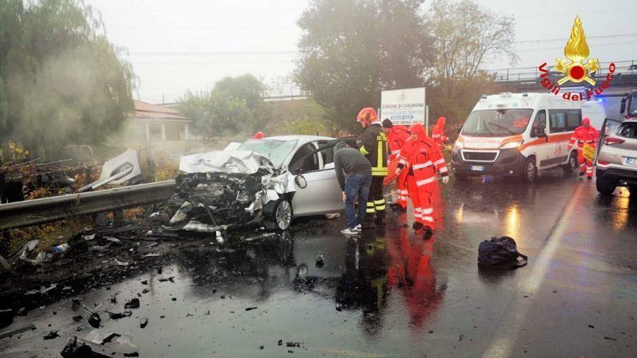 Scontro tra due auto sulla Statale 107. Cinque persone ferite, anche due ragazzini 55 Incidente 107 Scandale