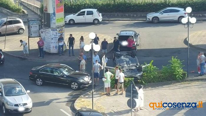 FOTONOTIZIA - Scontro tra auto, una si ribalta: traffico rallentato a Rende 51 Incidente 13