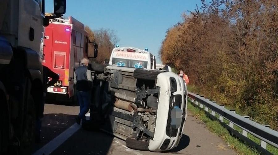 Rogliano scontro sulla A2 tra due auto e un mezzo pesante, tre persone ferite 51 Incidente 20
