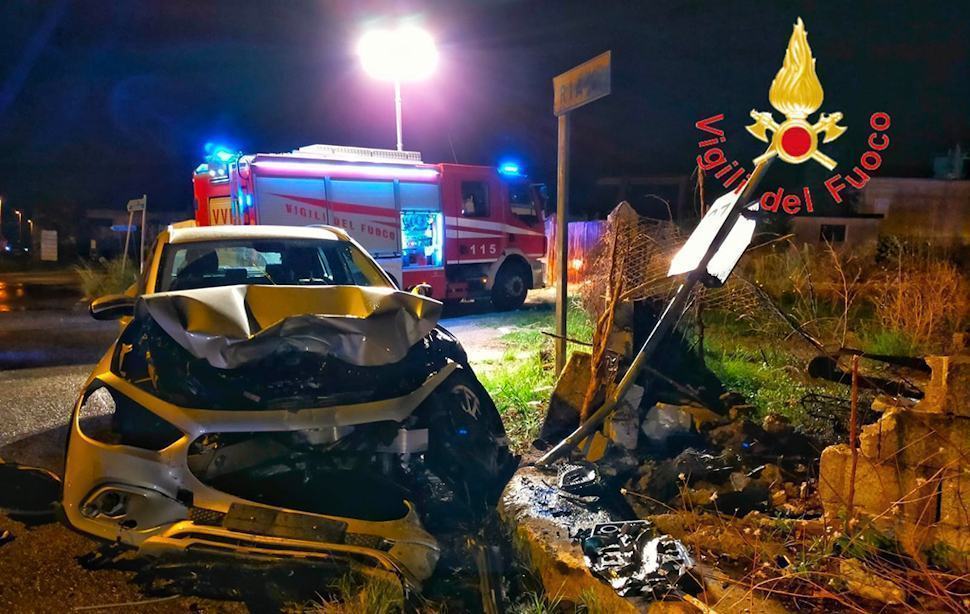 Perde il controllo dell'auto e finisce contro un muro. Ferito un giovane 51 Incidente 24