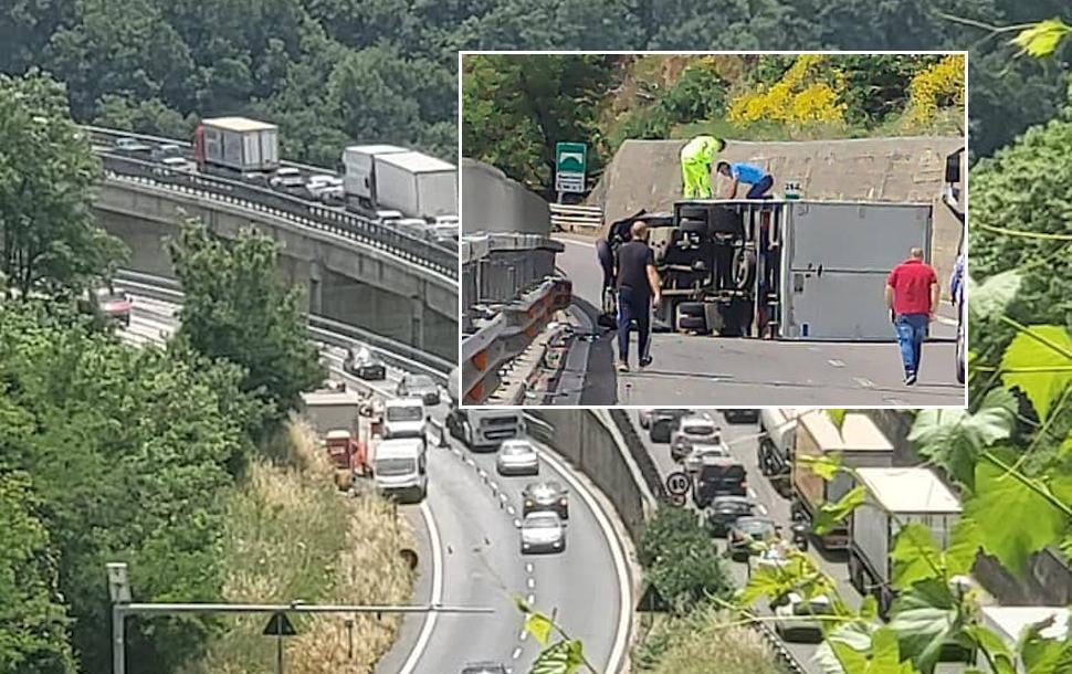 Incidente tra Cosenza e Rogliano, mezzo pesante ribaltato: un ferito. Code di 3 Km 51 Incidente A2 1 1