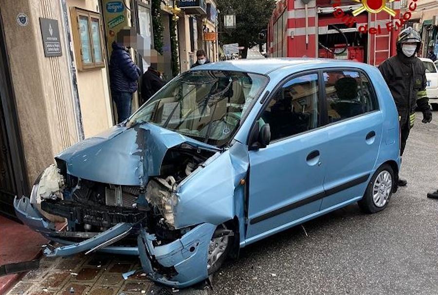 Anziana perde il controllo dell'auto e si schianta contro un negozio 51 Incidente Catanzaro 2