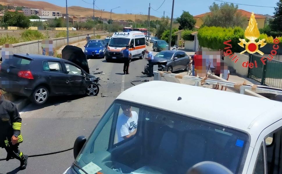 Incidente Catanzaro oggi 2 auto 4 feriti 01