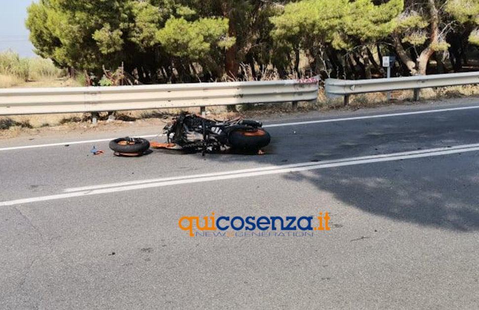 Fiumefreddo Bruzio, tragico schianto tra auto e moto. Muore giovane di 25 anni 71 Incidente Fiumefreddo ok2