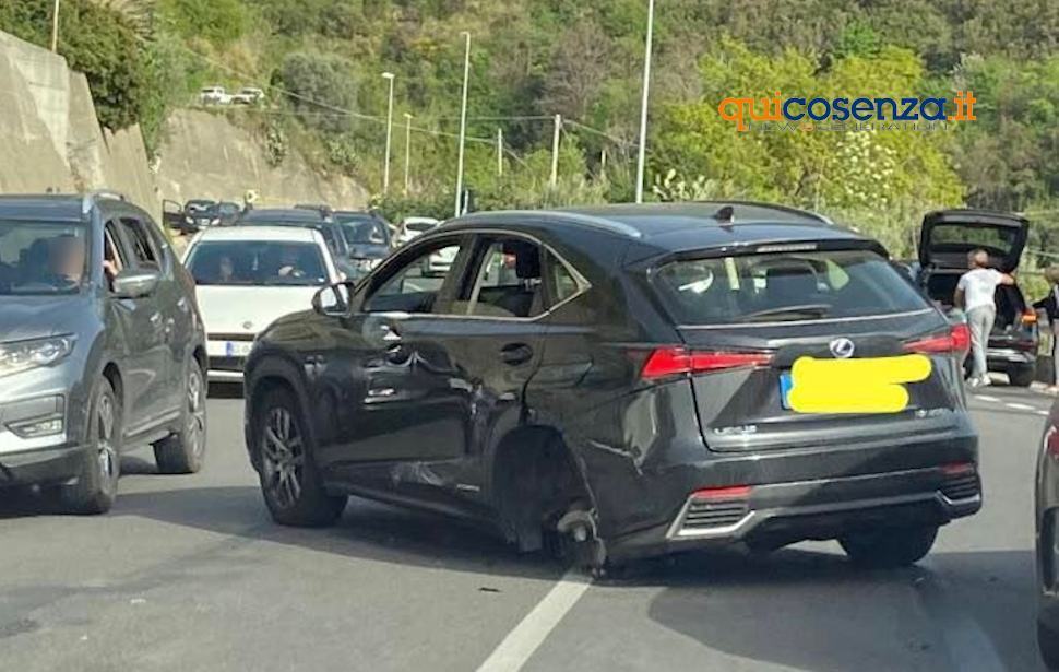 Paola, scontro tra due auto Sulla statale 107 direzione Cosenza. Lunghe code 51 Incidente Paola 2