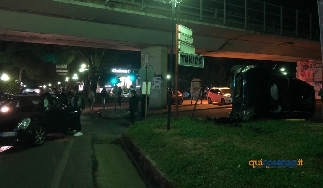 Incidente nella notte a Rende, auto finisce su un fianco. Sul posto i carabinieri 51 Incidente Rende 02