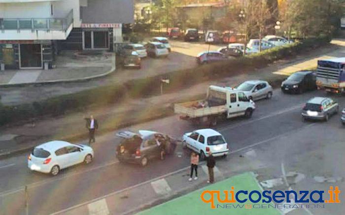 Ennesimo incidente stradale vicino lo Stadio Lorenzon di Rende. Circolazione in tilt 51 Incidente Rende Lorenozn
