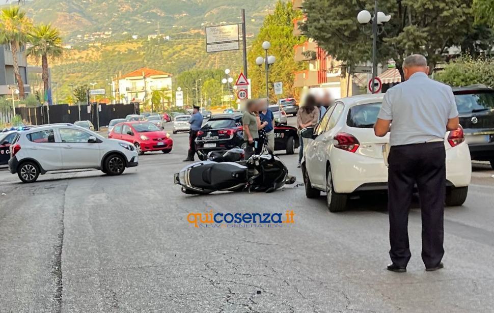 Rende: incidente tra due auto, uno scooter e una moto. Ferito un ragazzo 51 Incidente Rende1