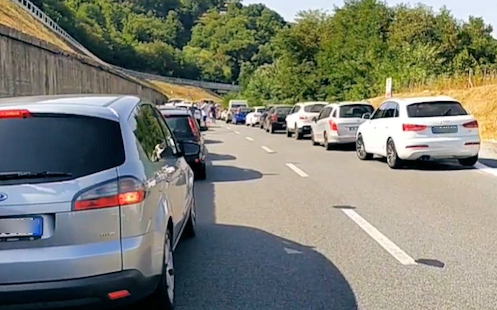 Grave incidente sulla A2 tra Altilia e Rogliano, interviene l'elisoccorso. Code chilometriche 51 Incidente Rogliano2
