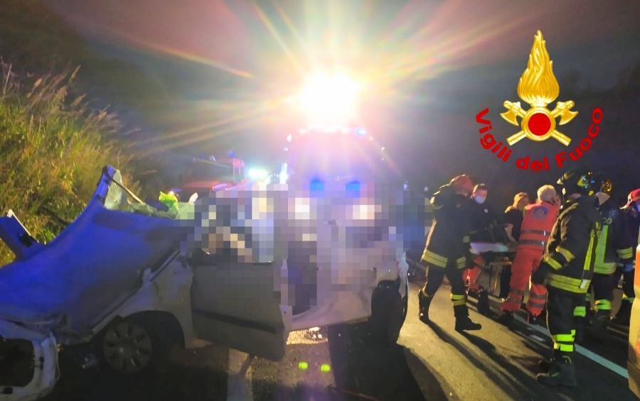 Auto con 4 giovani si ribalta nel cosentino. Muore una ragazza di 19 anni 71 Incidente San nicola Arcella
