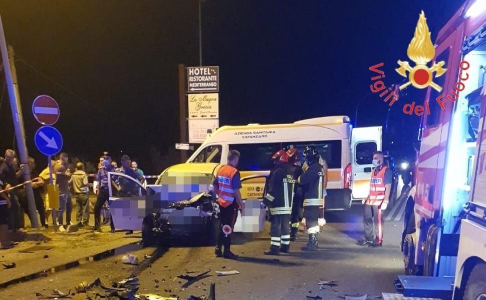 Tragico incidente sulla Statale 106, due vittime 51 Incidente Sellia Marina 2 vittime