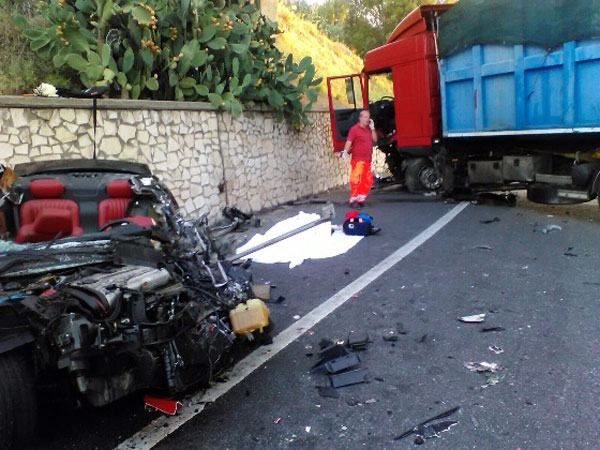 Ennesimo incidente mortale sulla 106. Perde la vita un 45enne nello scontro tra un'auto e un tir 207 Incidente Soverato