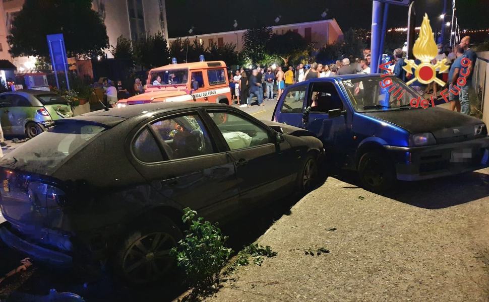 Rocambolesco incidente, tre auto coinvolte e due persone ferite 51 Incidente Vigili del fuoco 02