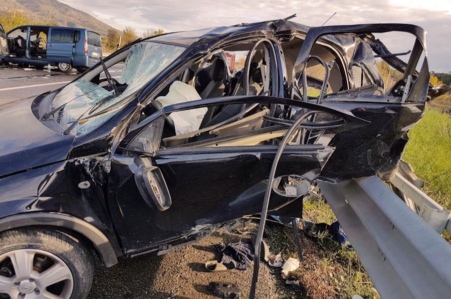 Terribile scontro tra un'auto ed un furgone sulla 106 a Villapiana. Muore una ragazza 55 Incidente Villapiana1