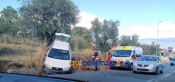 Incidente auto ulivo1