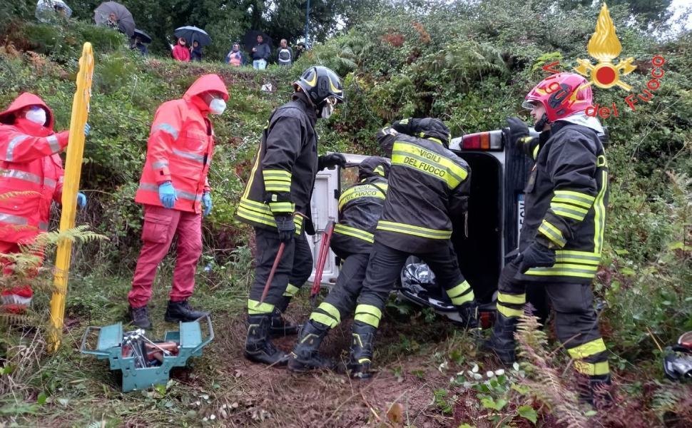 Perde il controllo dell'auto e finisce in una scarpata, ferito 55enne 51 Incidente lamezia scarpata panda vigili del fuoco