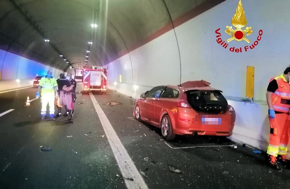 Tarsia, tragico schianto in galleria sulla A2. Muore un finanziere, grave il collega 51 Incidente mortale Tarsia A2 galleria