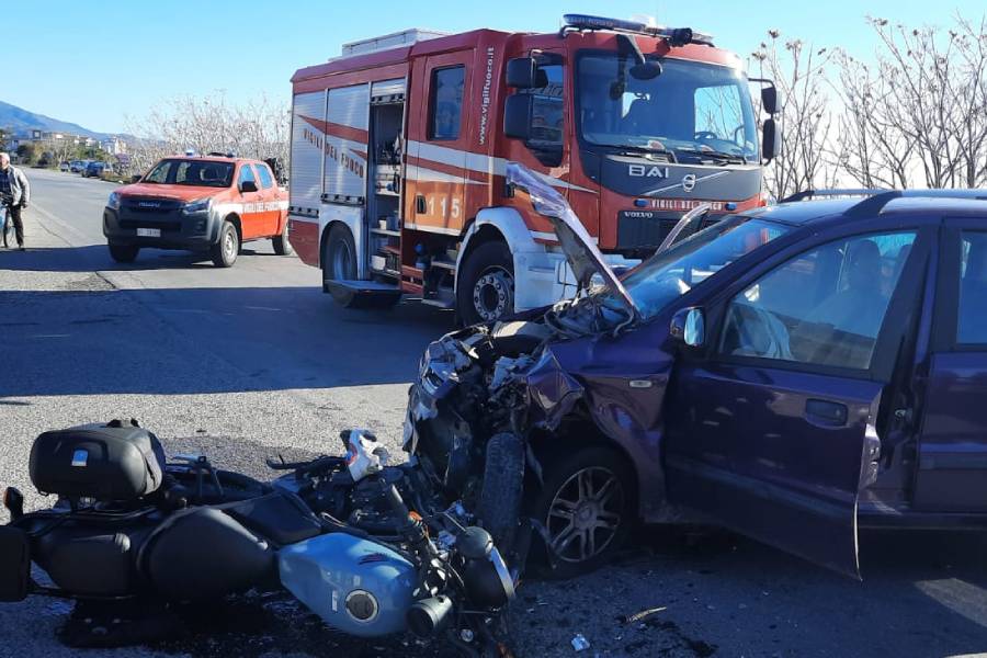 Violento incidente sulla 106 tra una moto e un'auto, grave il centauro 51 Incidente siderno auto moto