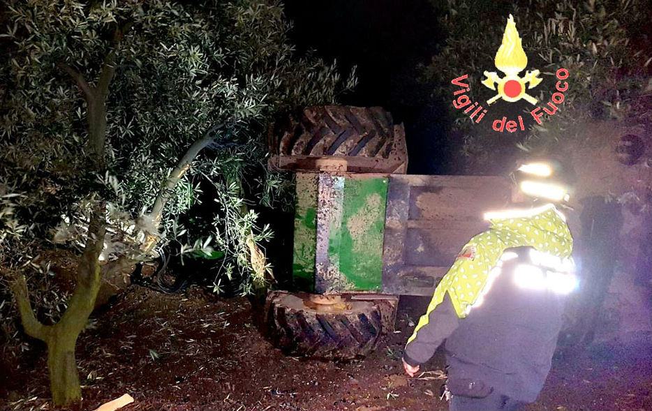 Giovane muore schiacciato sotto il trattore mentre lavora nel suo terreno 51 Incidente trattore vigili fuoco