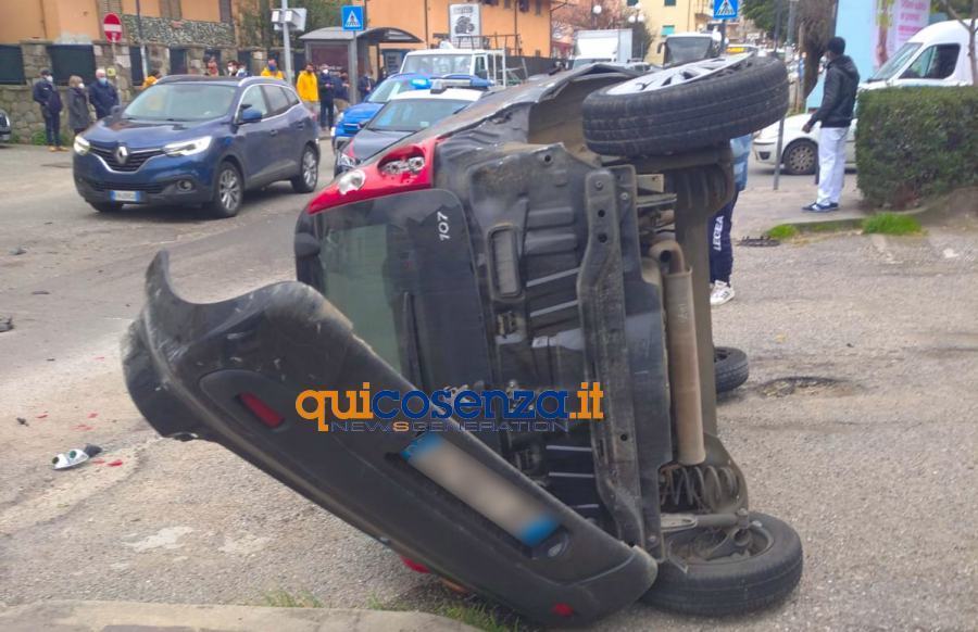 FOTO - Scontro tra due auto, una si cappotta. Lievemente feriti una ragazza e un pedone 74 Inciente rende2