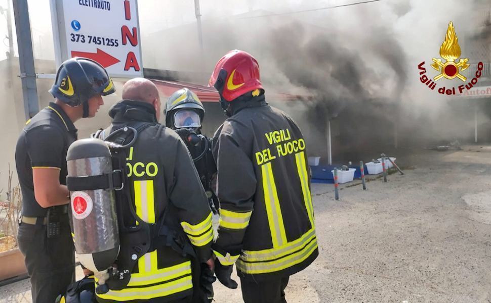 Indendio magazzini Statale 106