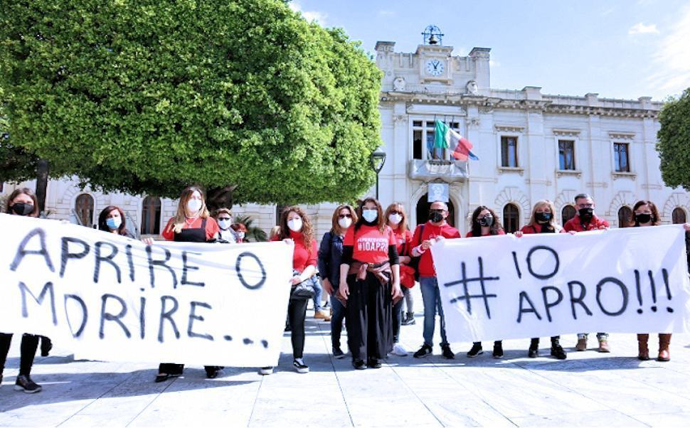 Protesta di parrucchieri ed estetisti. E Spirlì a Roma chiederà la fine delle chiusure 51 Io apro protesta parrucchieri