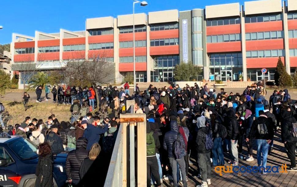 Usb schierato con gli studenti del Valentini Majorana: "giustizia e verità" 51 Istituto Valentini Majorana Castrolibero 3