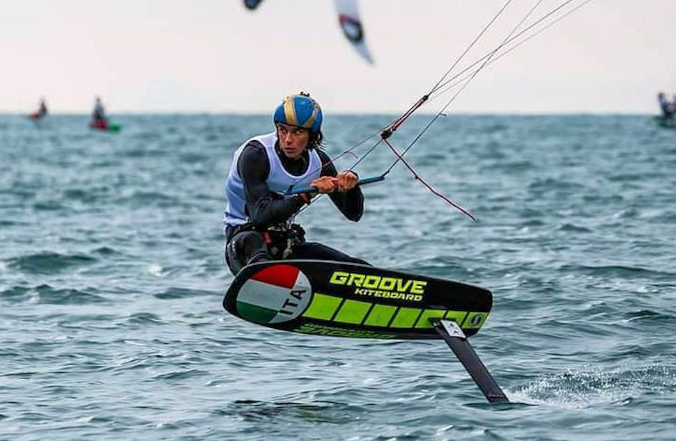 A Flavio Ferrone, Circolo velico Santa Venere, la prima tappa del campionato Kitefoil 66 Kyat Surf
