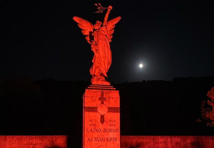Laino Borgo s'illumina di rosa per la campagna di prevenzione del tumore al seno 53 LAINO monumento ROSA